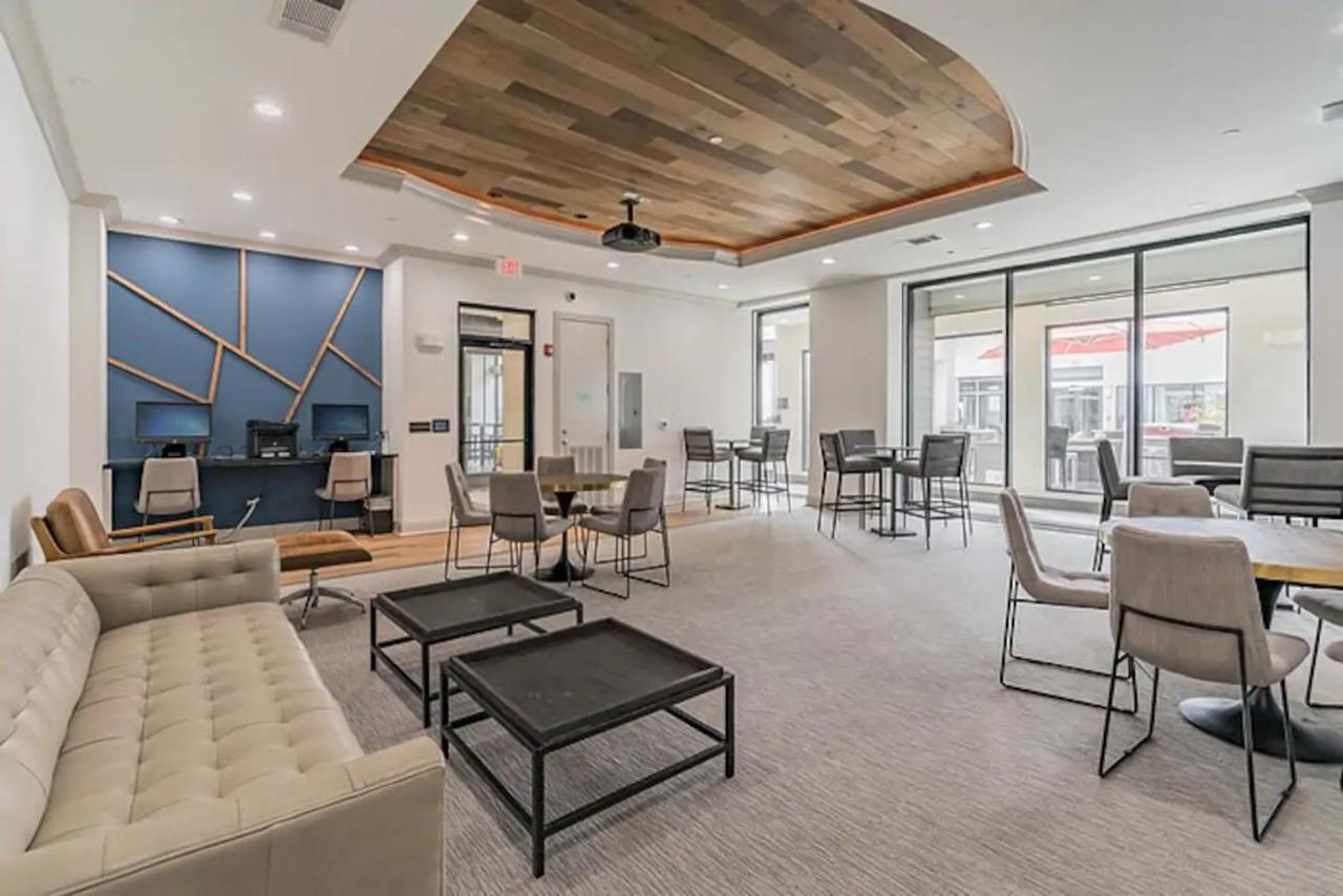 Spacious Flat + Gym + Pool Apartment Houston Exterior photo